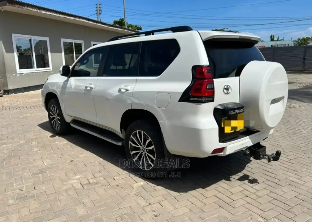 Toyota Land Cruiser 2022 White