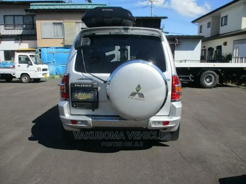 Mitsubishi Pajero 2000 Silver