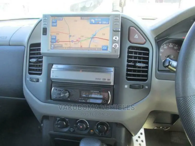 Mitsubishi Pajero 2000 Silver