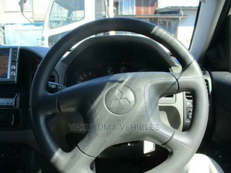 Mitsubishi Pajero 2000 Silver