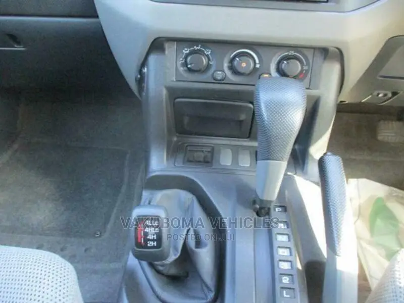 Mitsubishi Pajero 2000 Silver