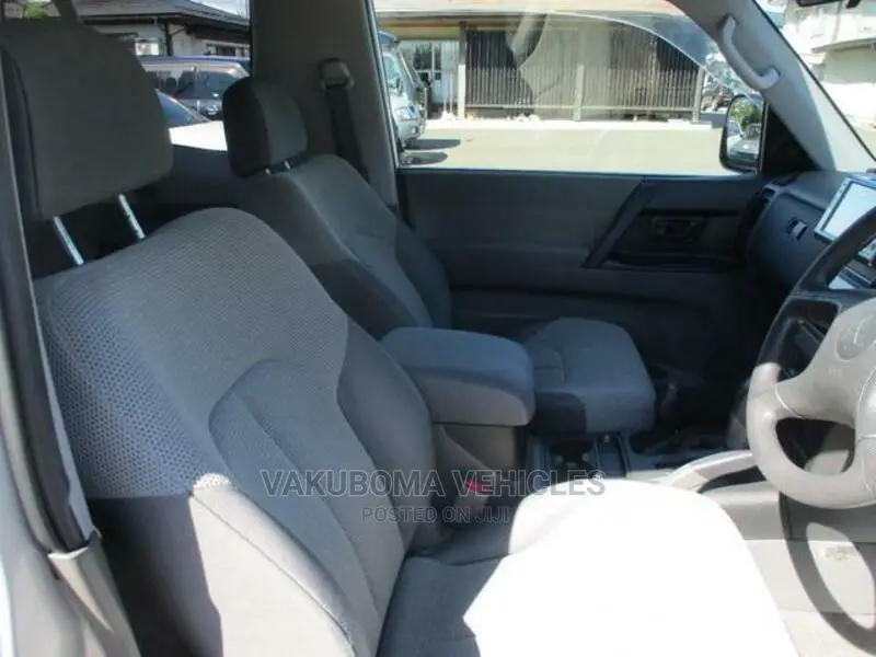 Mitsubishi Pajero 2000 Silver