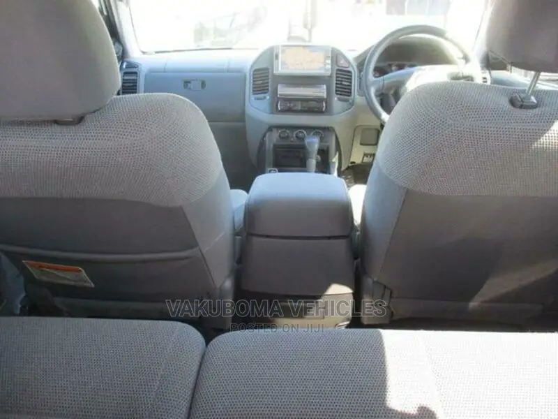Mitsubishi Pajero 2000 Silver