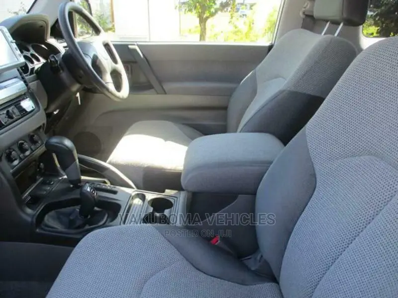 Mitsubishi Pajero 2000 Silver