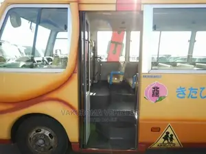 Mitsubishi Fuso Rosa 2000 Yellow
