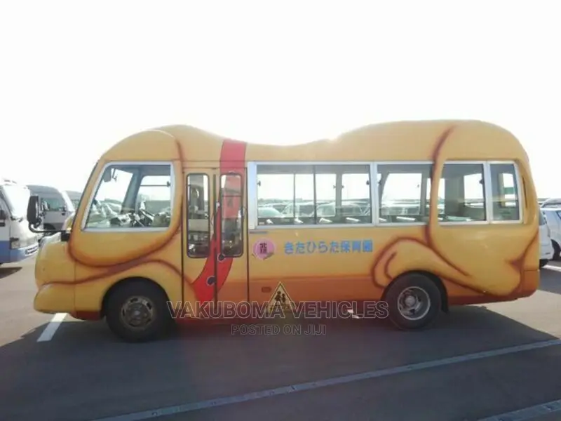 Mitsubishi Fuso Rosa 2000 Yellow