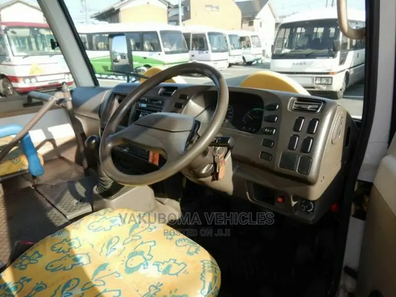 Mitsubishi Fuso Rosa 2000 Yellow