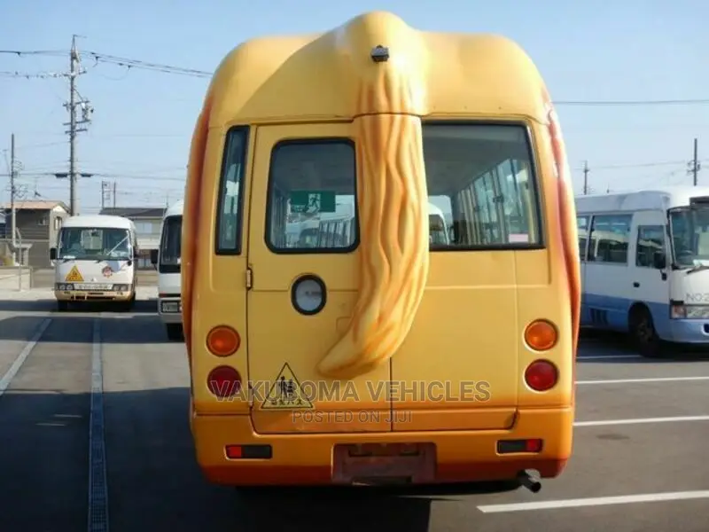 Mitsubishi Fuso Rosa 2000 Yellow