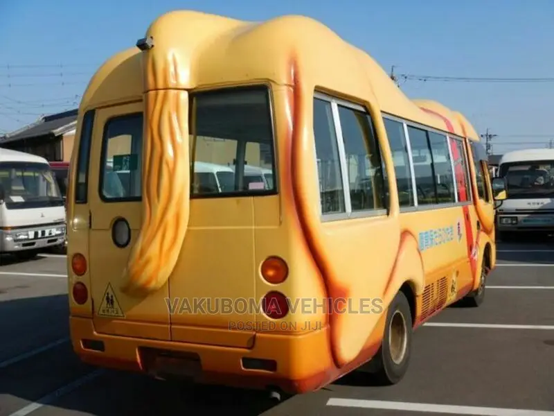 Mitsubishi Fuso Rosa 2000 Yellow