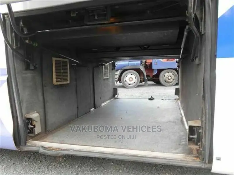 Isuzu Executive Bus 1998 White