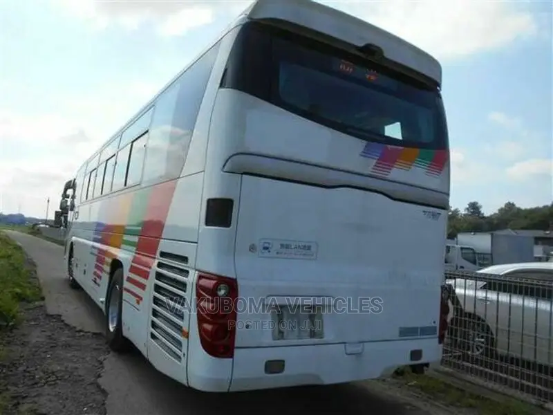 Isuzu Executive Bus 2006 White