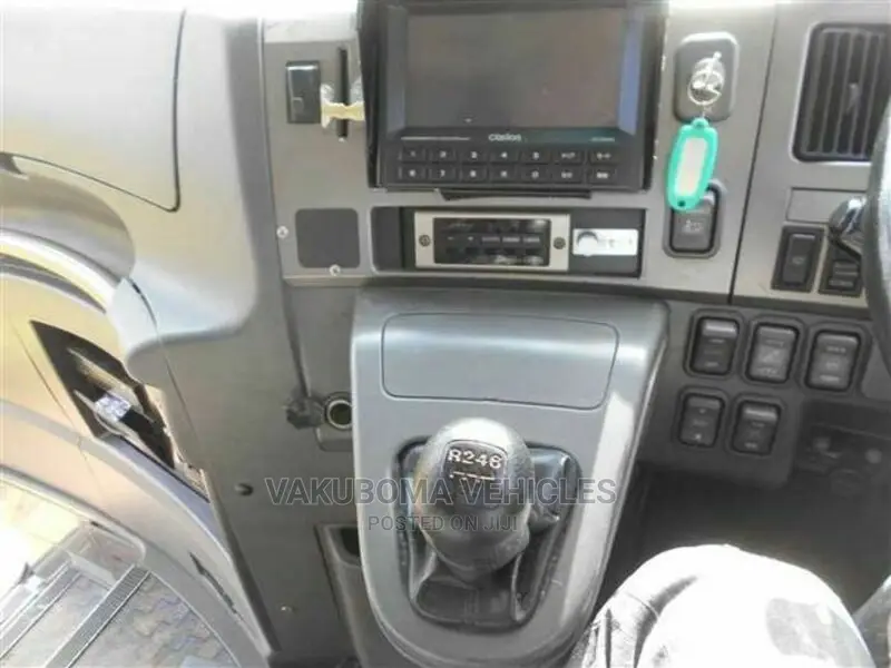 Isuzu Executive Bus 2006 White