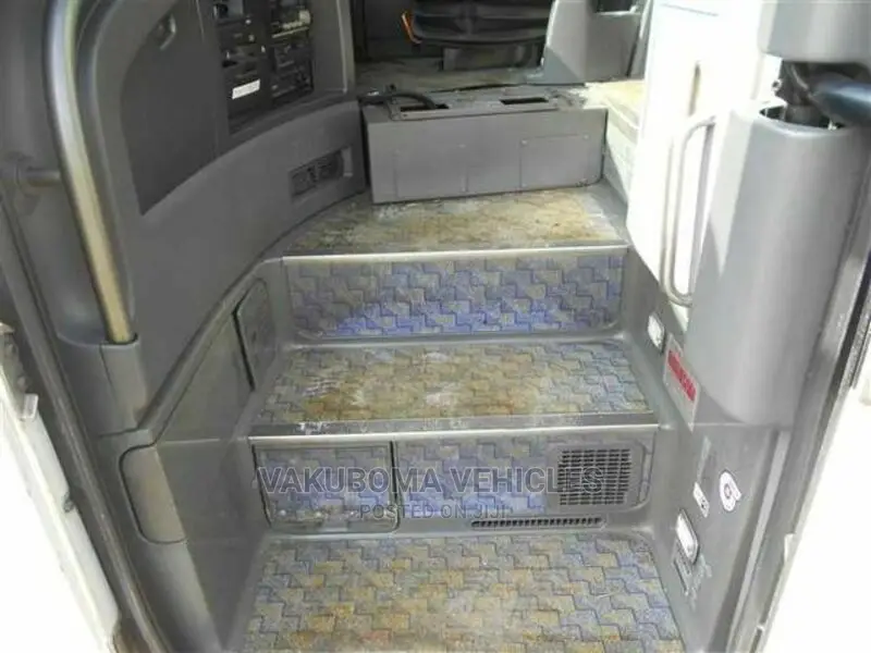 Isuzu Executive Bus 2006 White