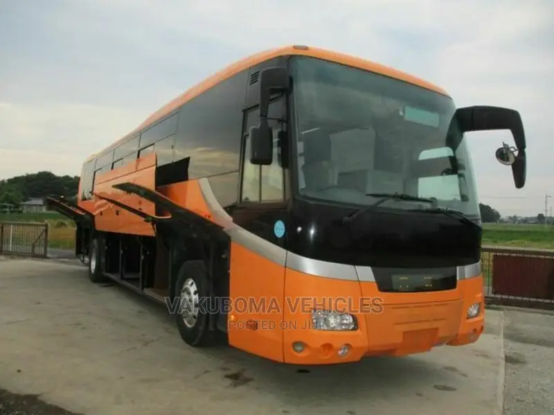 Isuzu Executive Bus 2010 Orange