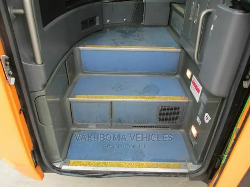 Isuzu Executive Bus 2010 Orange
