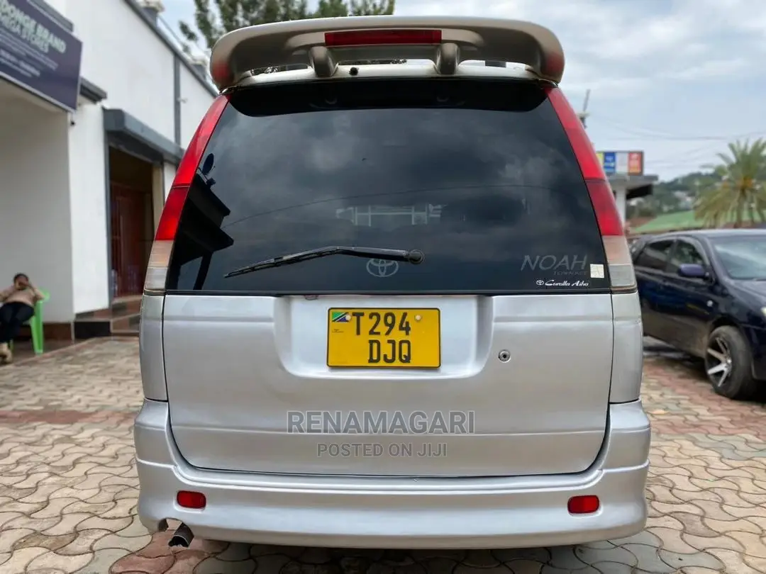Toyota Noah 2004 Silver
