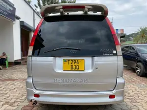 Toyota Noah 2004 Silver