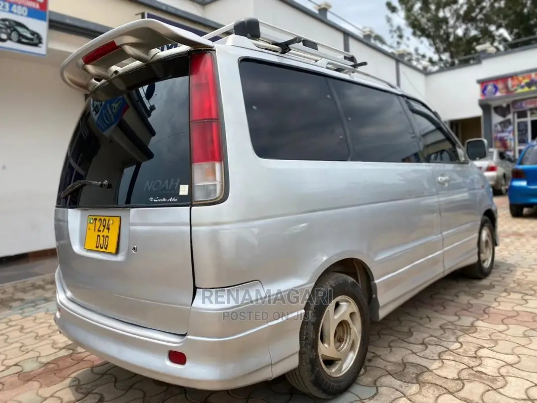 Toyota Noah 2004 Silver