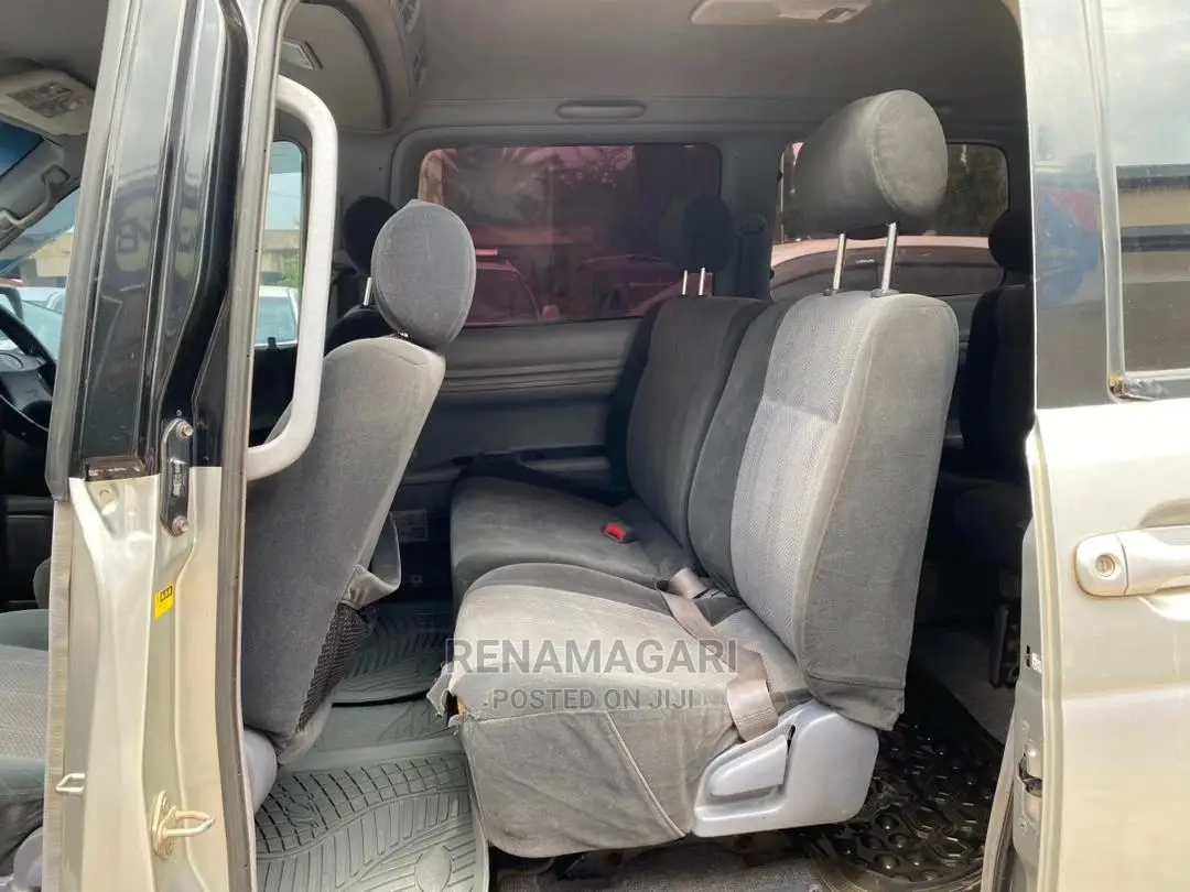 Toyota Noah 2004 Silver