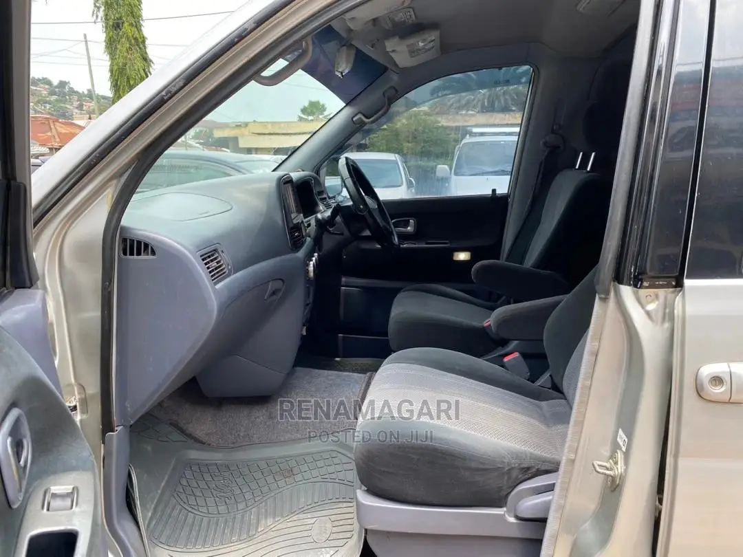 Toyota Noah 2004 Silver