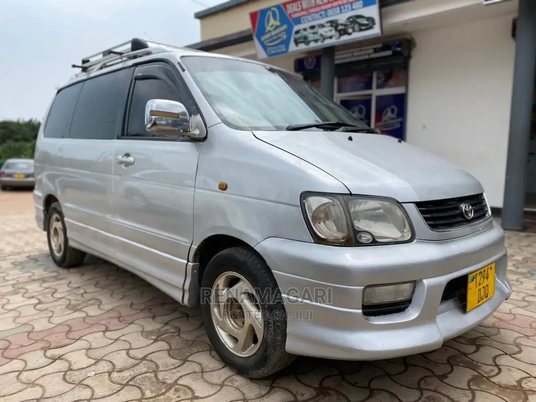 Toyota Noah 2004 Silver