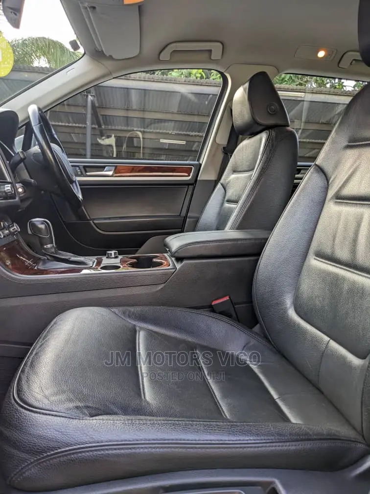 Volkswagen Touareg 2013 Gray