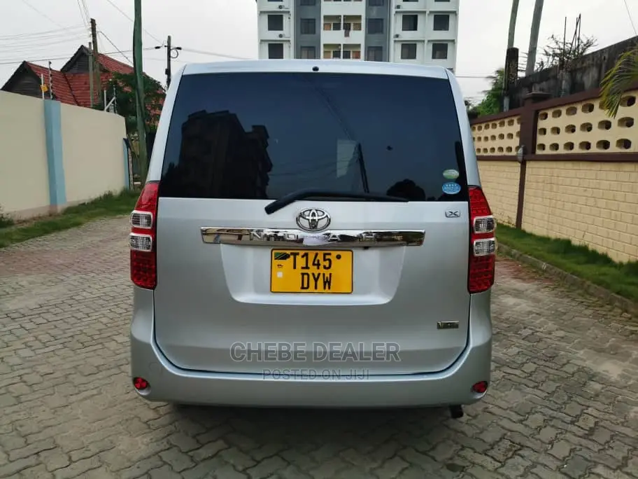 Toyota Noah 2011 Silver