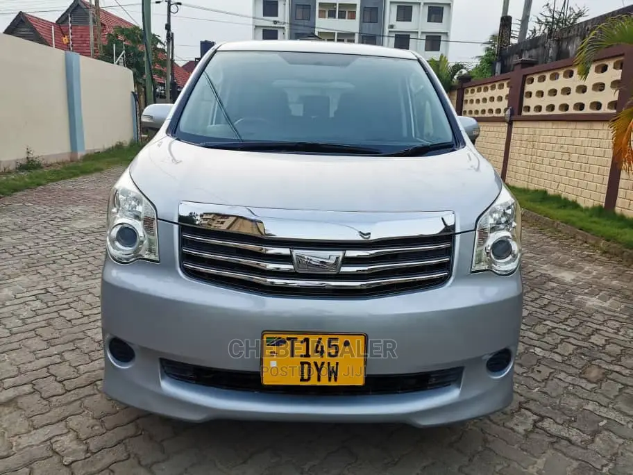 Toyota Noah 2011 Silver