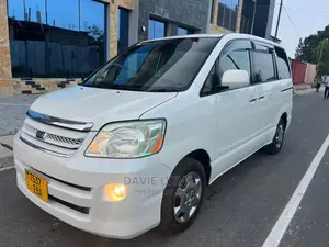 Toyota Noah 2.0 AWD (8 Seater) 2005 White