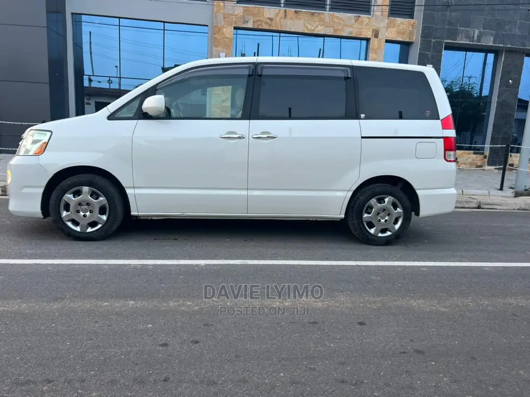 Toyota Noah 2.0 AWD (8 Seater) 2005 White