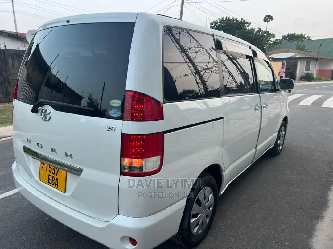 Toyota Noah 2.0 AWD (8 Seater) 2005 White