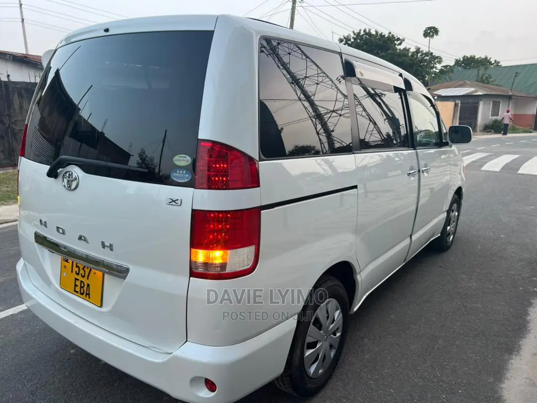 Toyota Noah 2.0 AWD (8 Seater) 2005 White