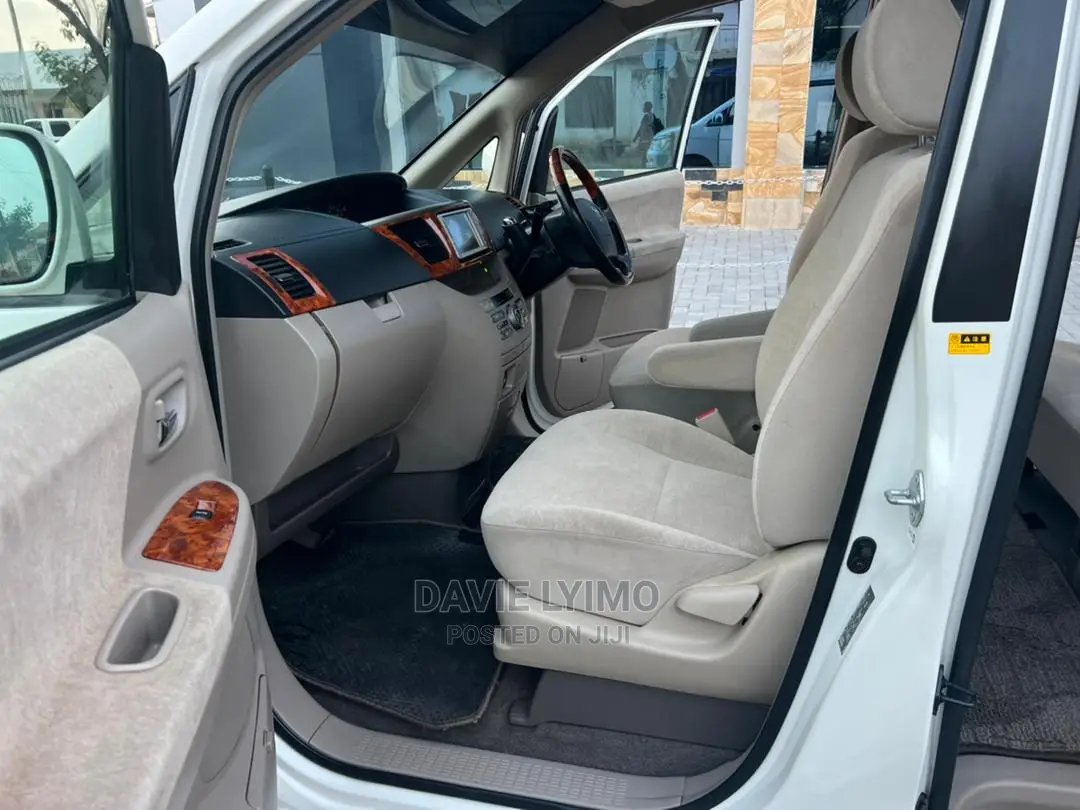 Toyota Noah 2.0 AWD (8 Seater) 2005 White