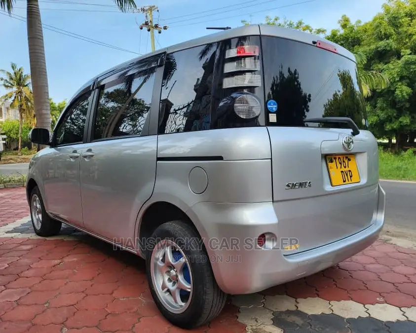 Toyota Sienta 2005 Silver