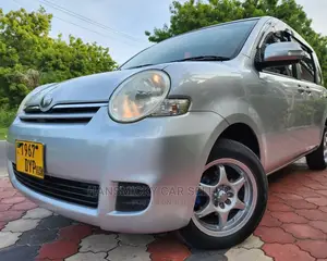 Toyota Sienta 2005 Silver