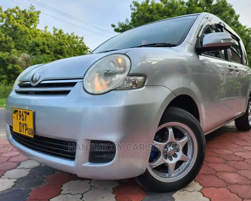 Toyota Sienta 2005 Silver