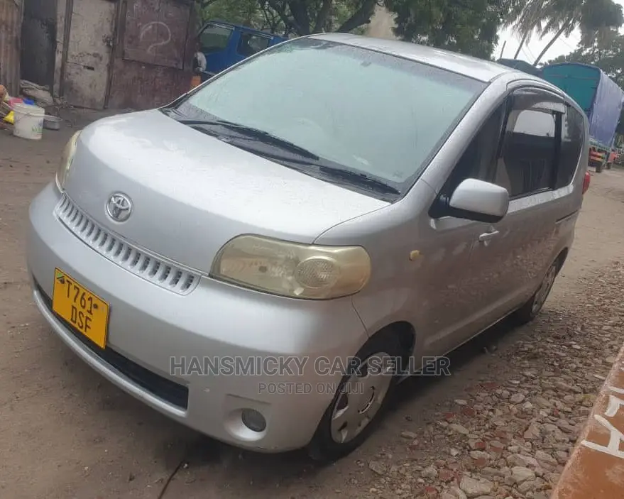 Toyota Sienta 2004 Silver