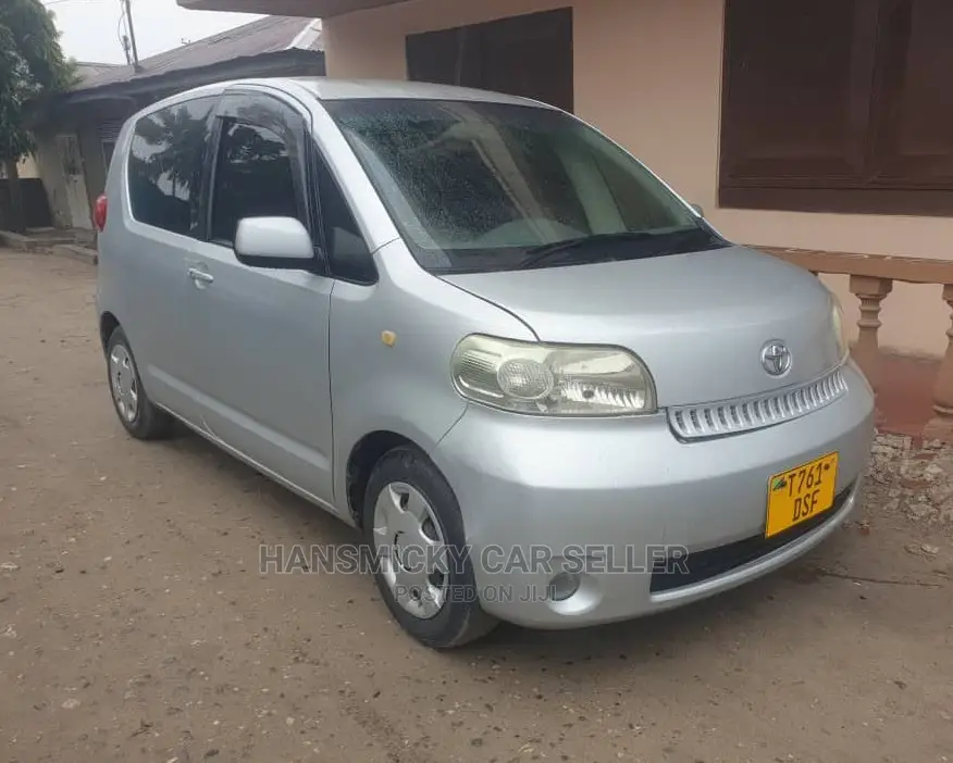 Toyota Sienta 2004 Silver