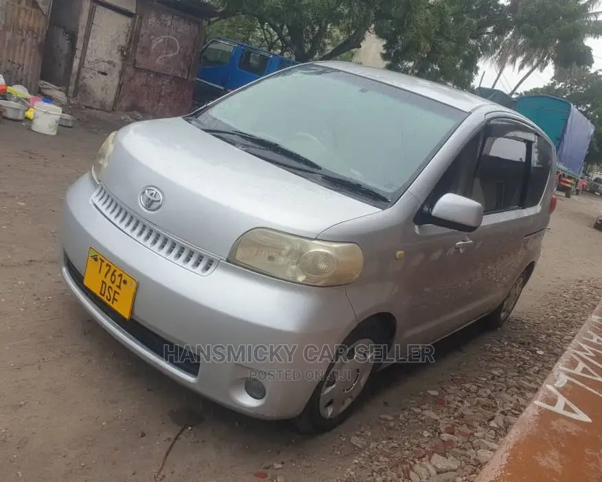 Toyota Sienta 2004 Silver