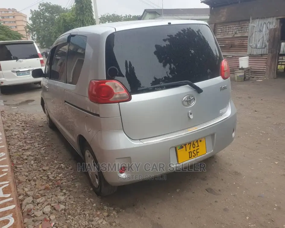 Toyota Sienta 2004 Silver