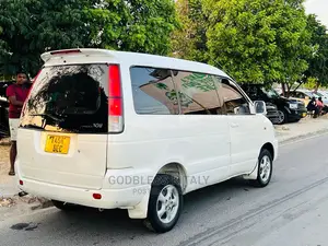 Toyota Noah 2001 White