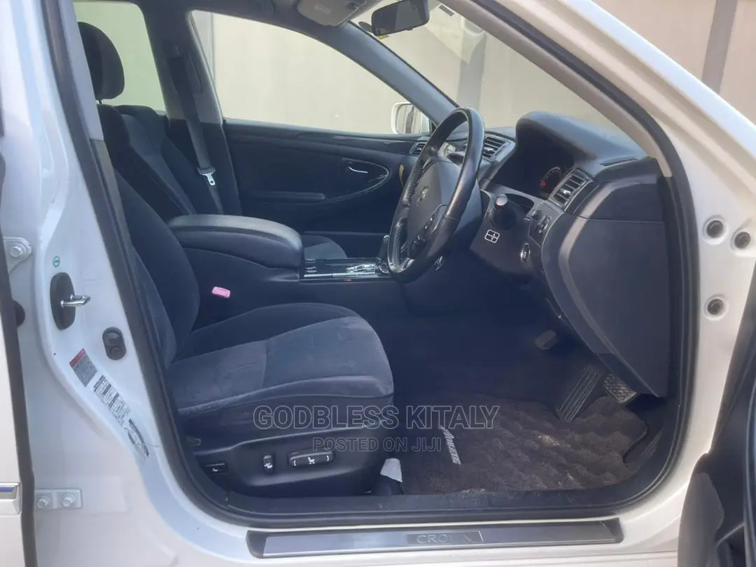Toyota Crown 2006 White