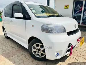 Toyota Porte 2004 White