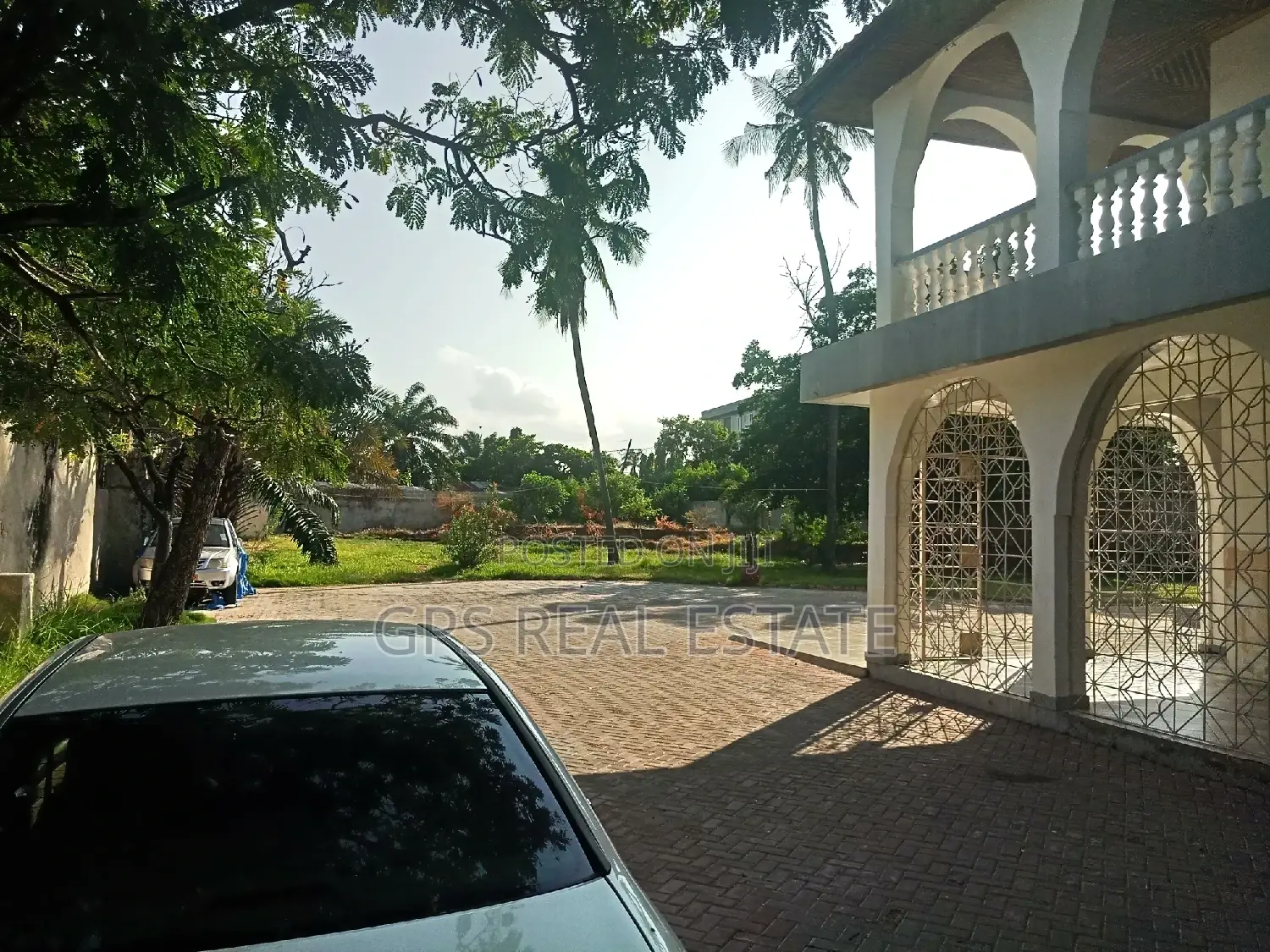 8bdrm Block of Flats in Mikocheni Mwalimu for Sale