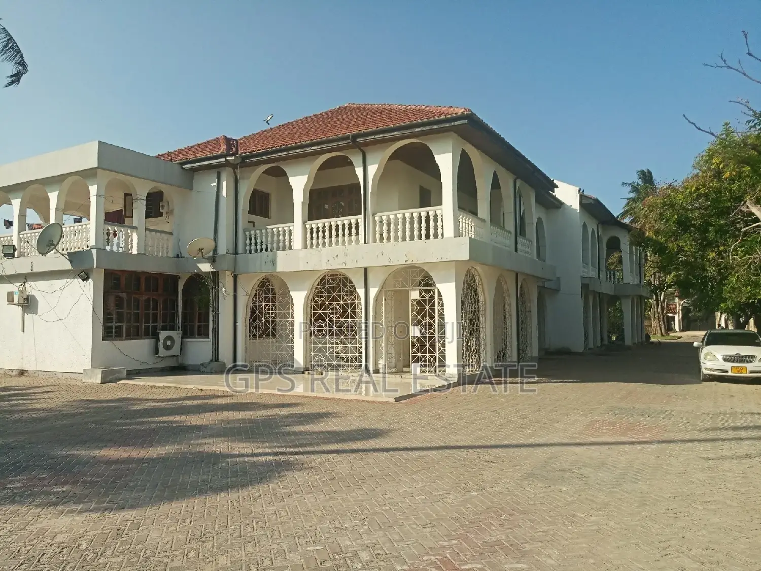 8bdrm Block of Flats in Mikocheni Mwalimu for Sale