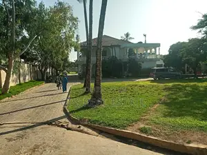 8bdrm Block of Flats in Mikocheni Mwalimu for Sale