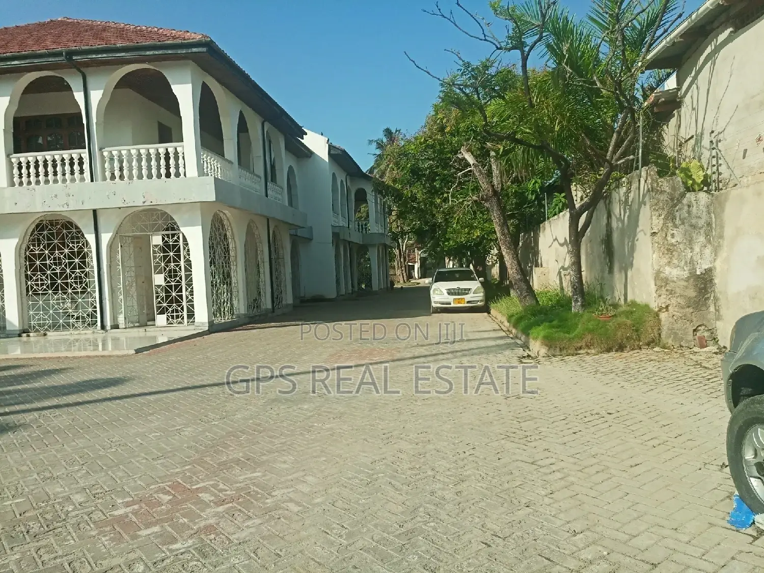 8bdrm Block of Flats in Mikocheni Mwalimu for Sale