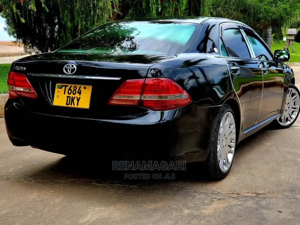 Toyota Crown 2016 Black