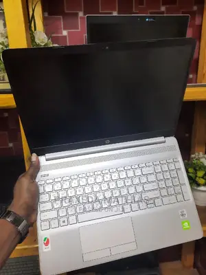 Laptop HP 15-Ra003nia 8GB Intel Core I5 HDD+SSD 1T