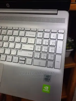 Laptop HP 15-Ra003nia 8GB Intel Core I5 HDD+SSD 1T